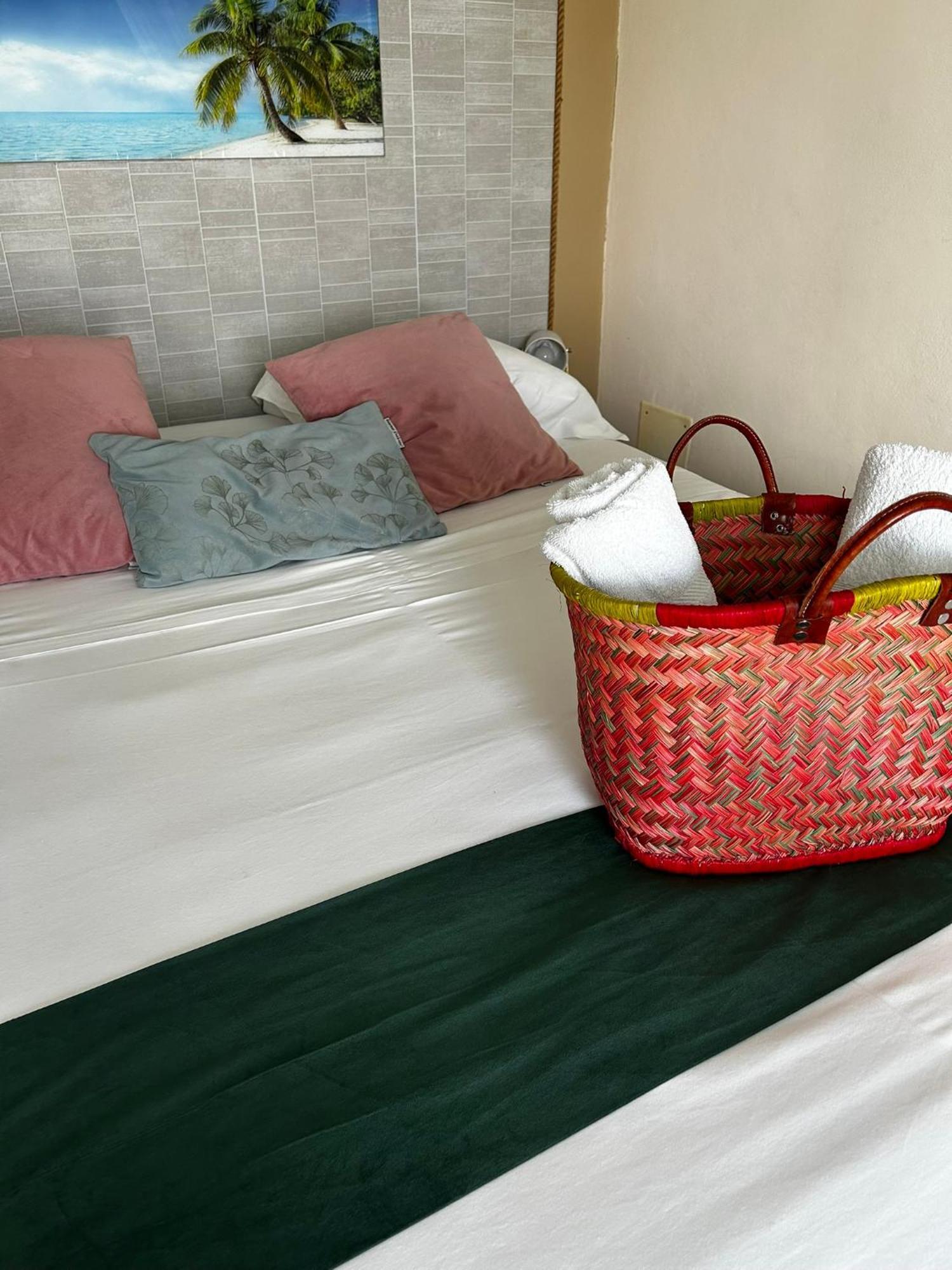 Hotel Le Soleil Couchant Saint Pierre Esterno foto