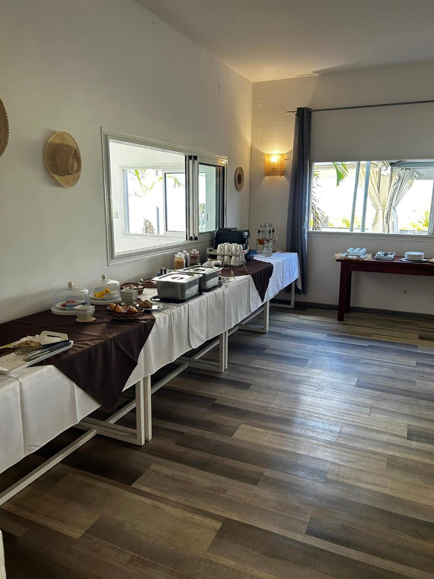 Hotel Le Soleil Couchant Saint Pierre Esterno foto